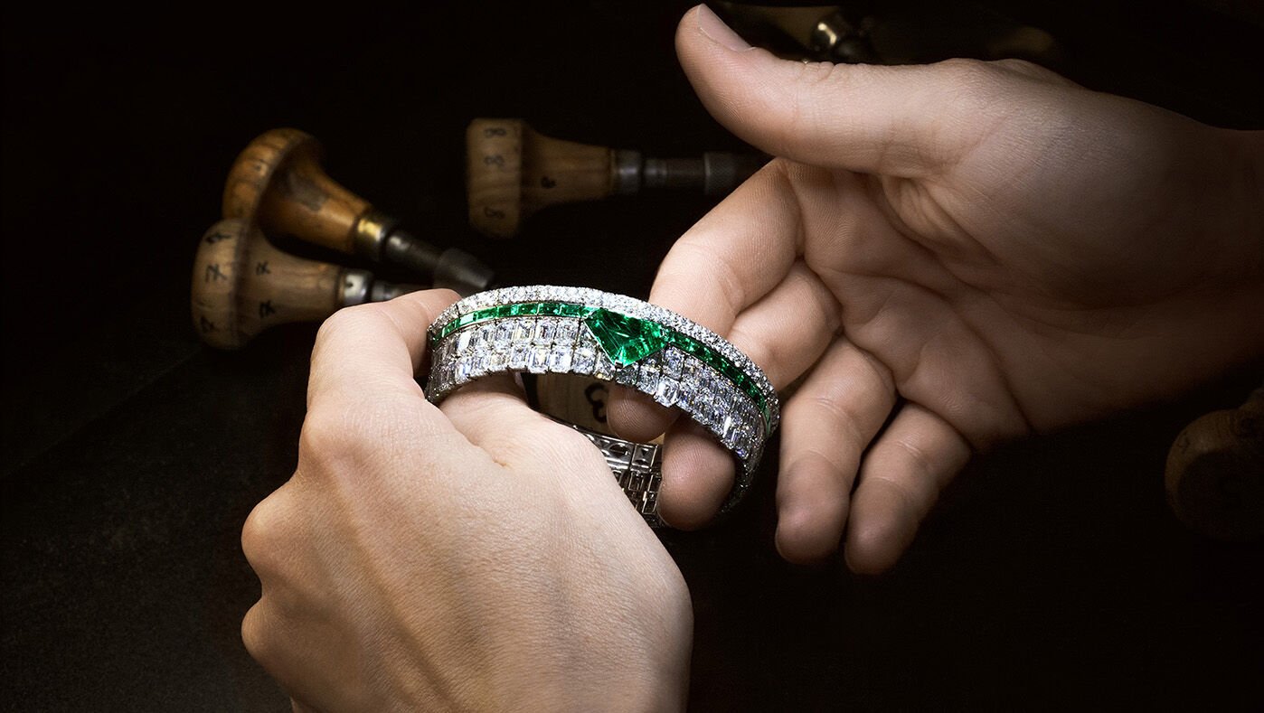 Graff Craftsman finishing Emerald High Jewellery bangle